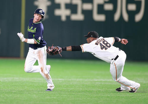 巨人対ヤクルト　7回表ヤクルト2死一塁、一塁走者山田（左）は二塁盗塁を試み、挟まれるも必死にウィーラーから逃げる。結果はアウトになる（撮影・浅見桂子）