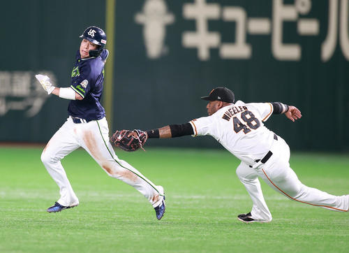 巨人対ヤクルト　7回表ヤクルト2死一塁、打者中村の時、飛び出して一二塁間に挟まれた一走山田（左）へ飛びついてタッチアウトにする一塁手ウィーラー（撮影・浅見桂子）