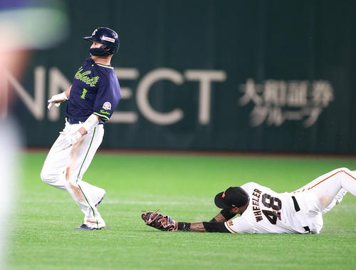巨人対ヤクルト　7回表ヤクルト2死一塁、一塁走者山田（左）は二塁盗塁を試み、挟まれるも必死にウィーラーから逃げる。結果はアウトになる（撮影・浅見桂子）