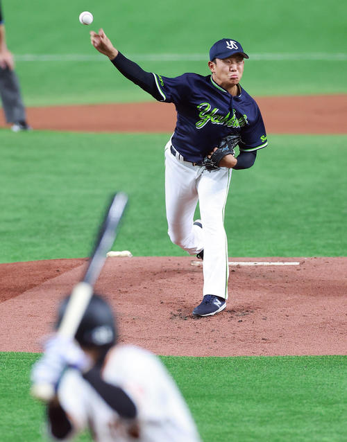 巨人対ヤクルト　力投するヤクルト先発奥川（撮影・浅見桂子）