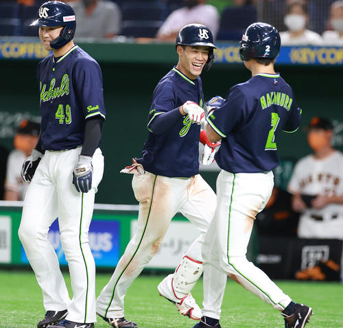 巨人対ヤクルト　8回表ヤクルト1死満塁、塩見（中央）は満塁本塁打を放ち、笑顔で生還する（撮影・浅見桂子）