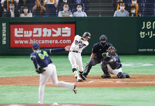 巨人対ヤクルト　9回裏巨人無死、ソロ本塁打を放つ松原。投手大下（撮影・垰建太）