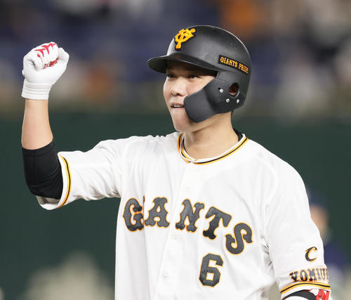 巨人対ヤクルト　1回裏巨人無死一、二塁、坂本は左前適時打を放ちガッツポーズ（撮影・足立雅史）