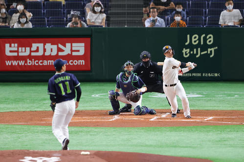 巨人対ヤクルト　1回裏巨人無死一、二塁、先制の適時打を放つ坂本。投手奥川（撮影・垰建太）