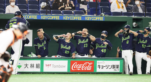 巨人対ヤクルト　4回表ヤクルト無死一塁、サンタナ（後方左端）は左越え2点本塁打を放ち奥川（同左から2人目）らに迎えられる（撮影・足立雅史）