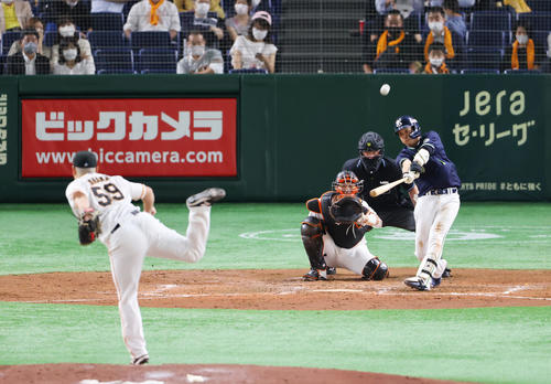 巨人対ヤクルト　5回表ヤクルト無死、ソロ本塁打を放つ山田。投手田中豊（撮影・垰建太）