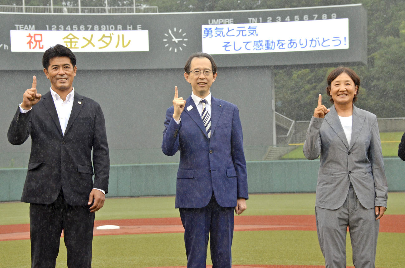 福島県営あづま球場を訪れ、内堀雅雄知事（中央）とポーズをとる、東京五輪野球日本代表の稲葉篤紀監督（左）とソフトボールの宇津木麗華監督（共同）