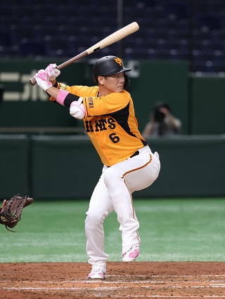 「NPBマザーズデー2021」の5月9日ヤクルト戦でピンク色のアイテムを使用して試合に出場する巨人坂本（球団提供）