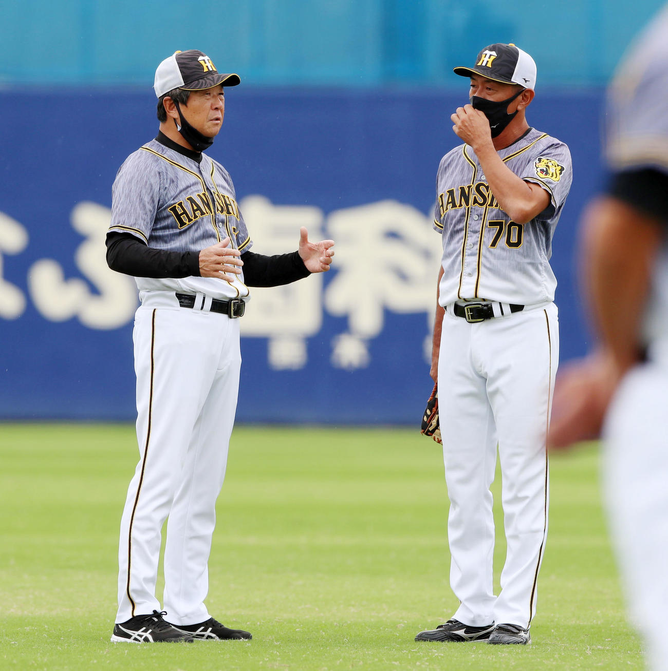 中日対阪神　田中コーチ（右）と話す平田勝監督（撮影・加藤哉）