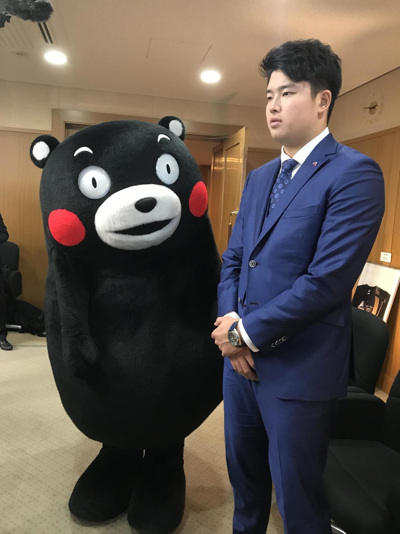 ヤクルト村上（右）とくまモン（19年12月27日）