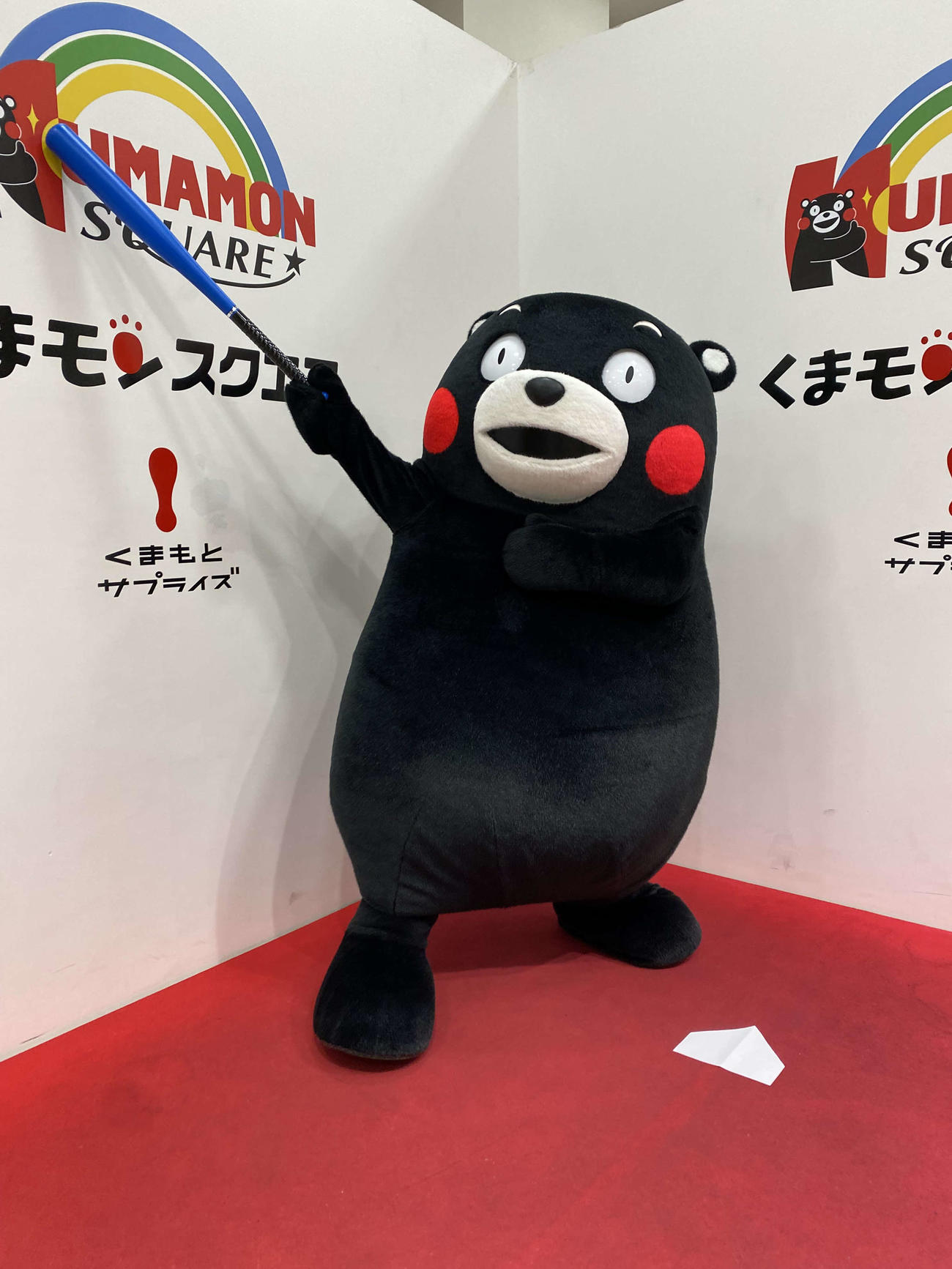ヤクルト村上が史上最年少で通算100号に到達したことを記念し、バットを掲げる熊本県営業部長兼しあわせ部長のくまモン（熊本県提供）