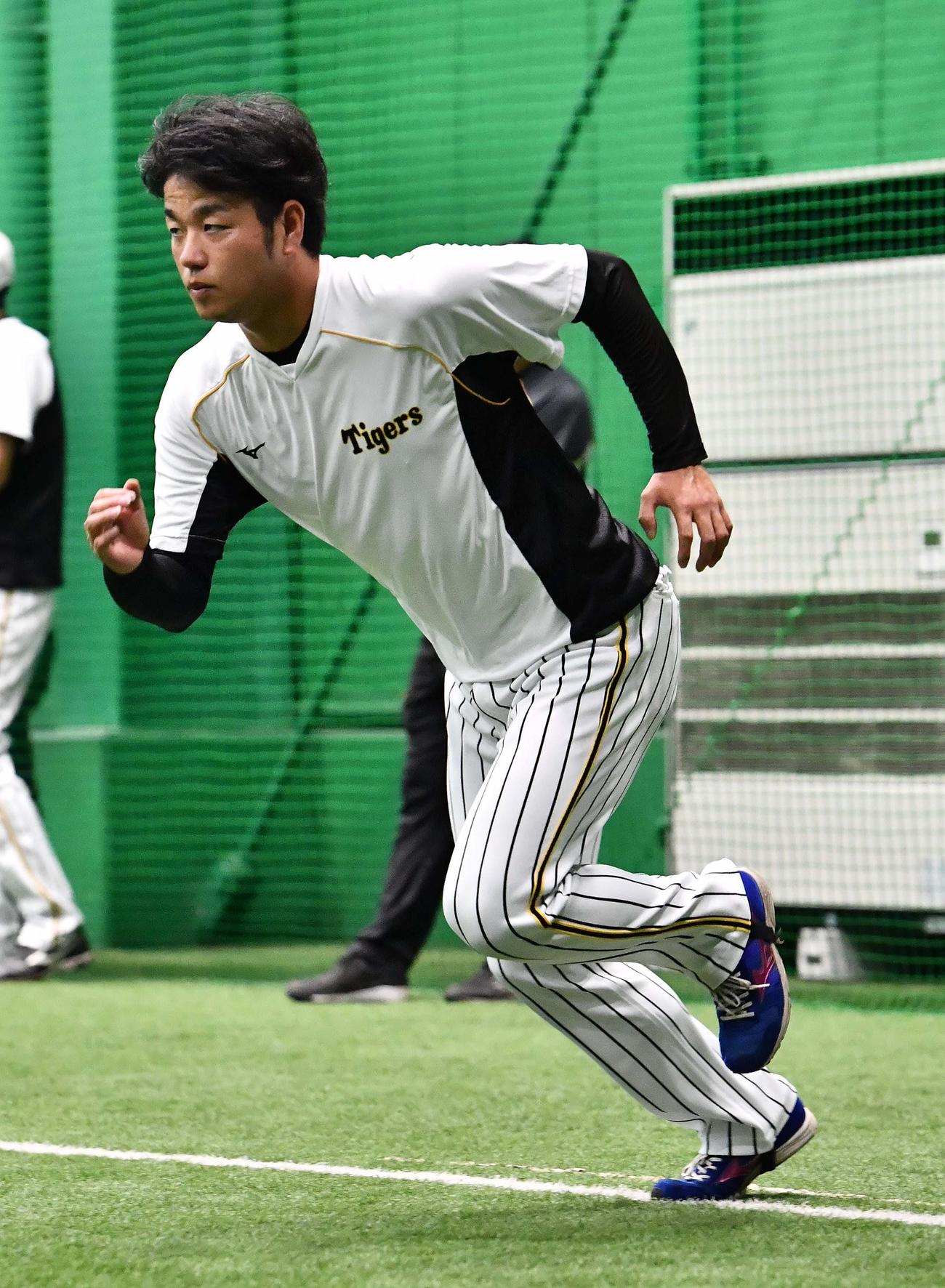 室内練習場でダッシュを繰り返す高橋（撮影・上田博志）