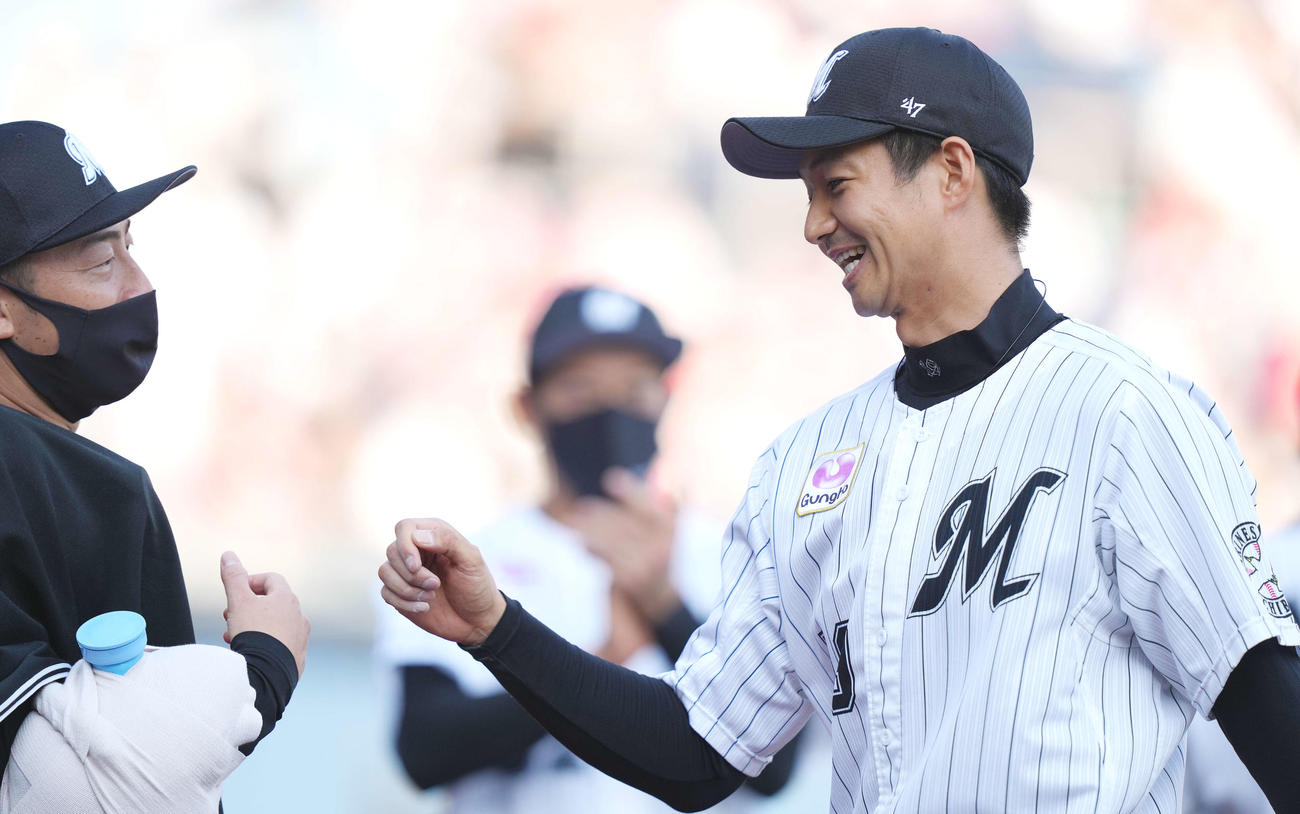笑顔を見せるロッテ唐川侑己（2021年5月29日撮影）