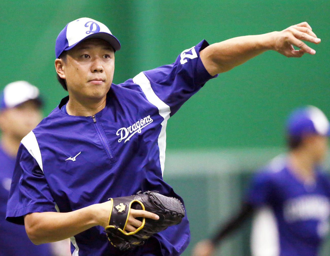台風の影響で試合が中止となり、室内でキャッチボールをする大野雄（撮影・上山淳一）