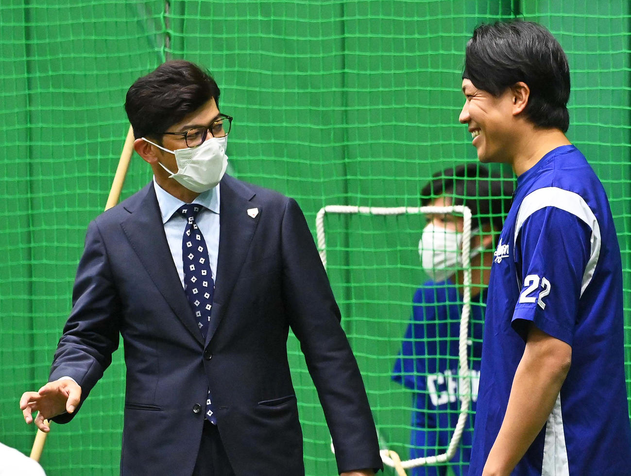 建山氏（左）と談笑する大野雄（撮影・上田博志）