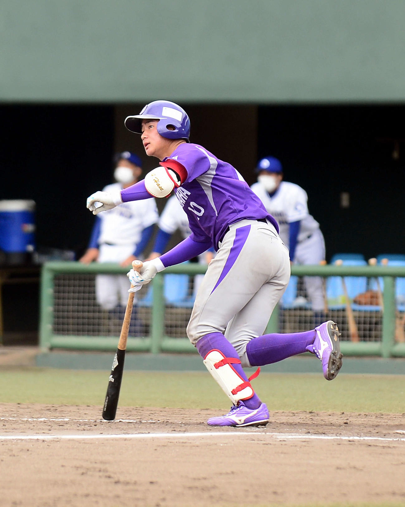 3回2死一、二塁、左翼線へ2点適時二塁打を放つヤマハ・相羽