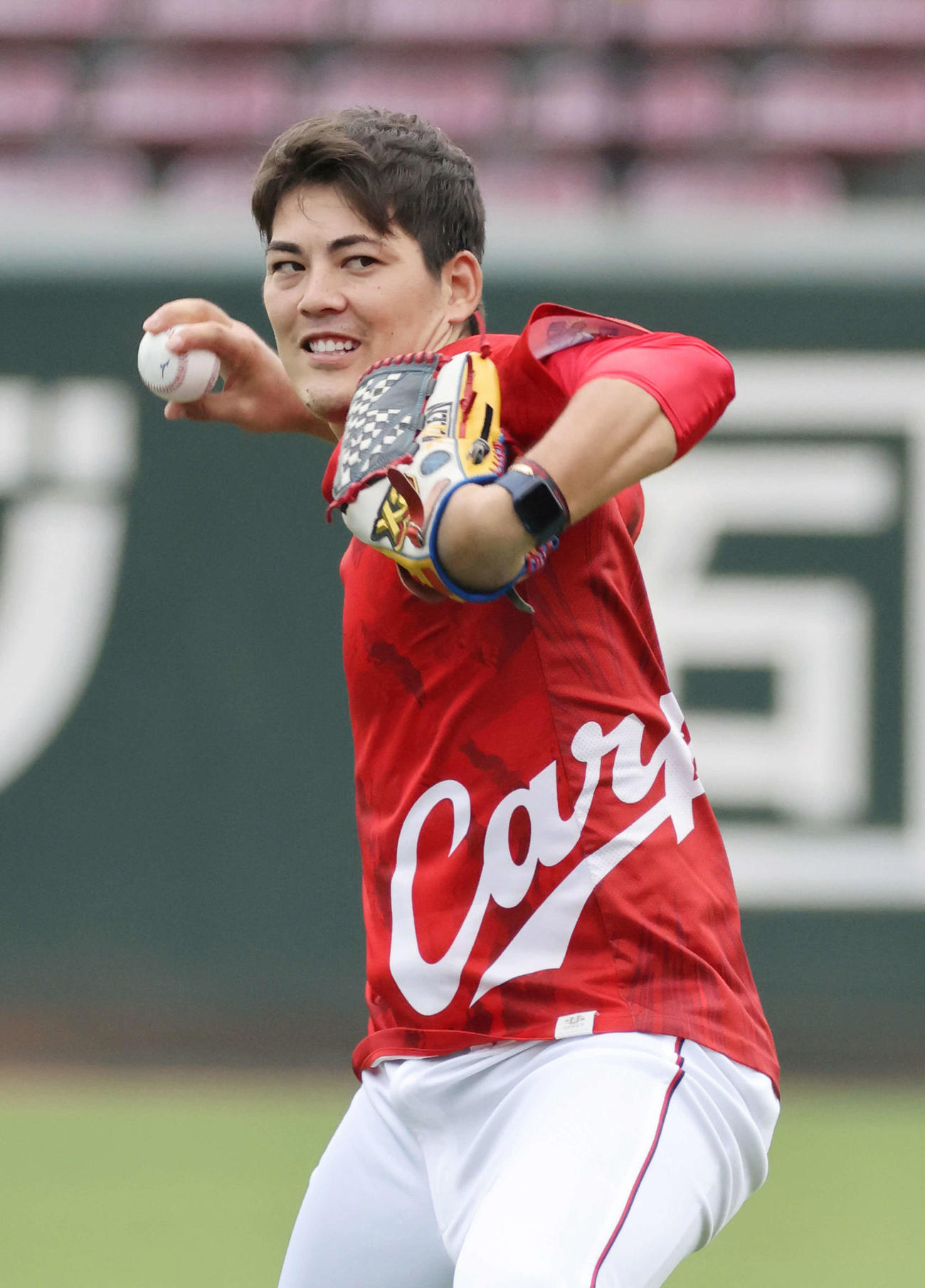 キャッチボールをする九里（撮影・加藤孝規）