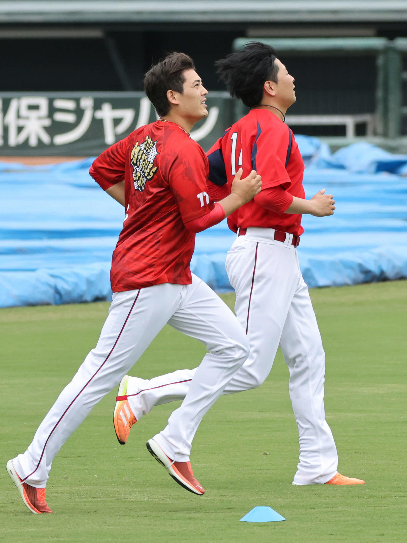 広島対DeNA（雨天中止）　走り込む九里（左）大瀬良（右）（撮影・加藤孝規）