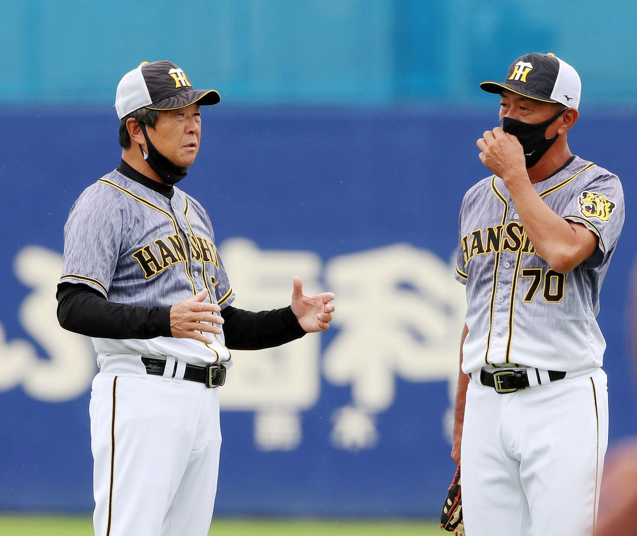 田中秀太コーチ（右）と話す平田勝男2軍監督（撮影・加藤哉）