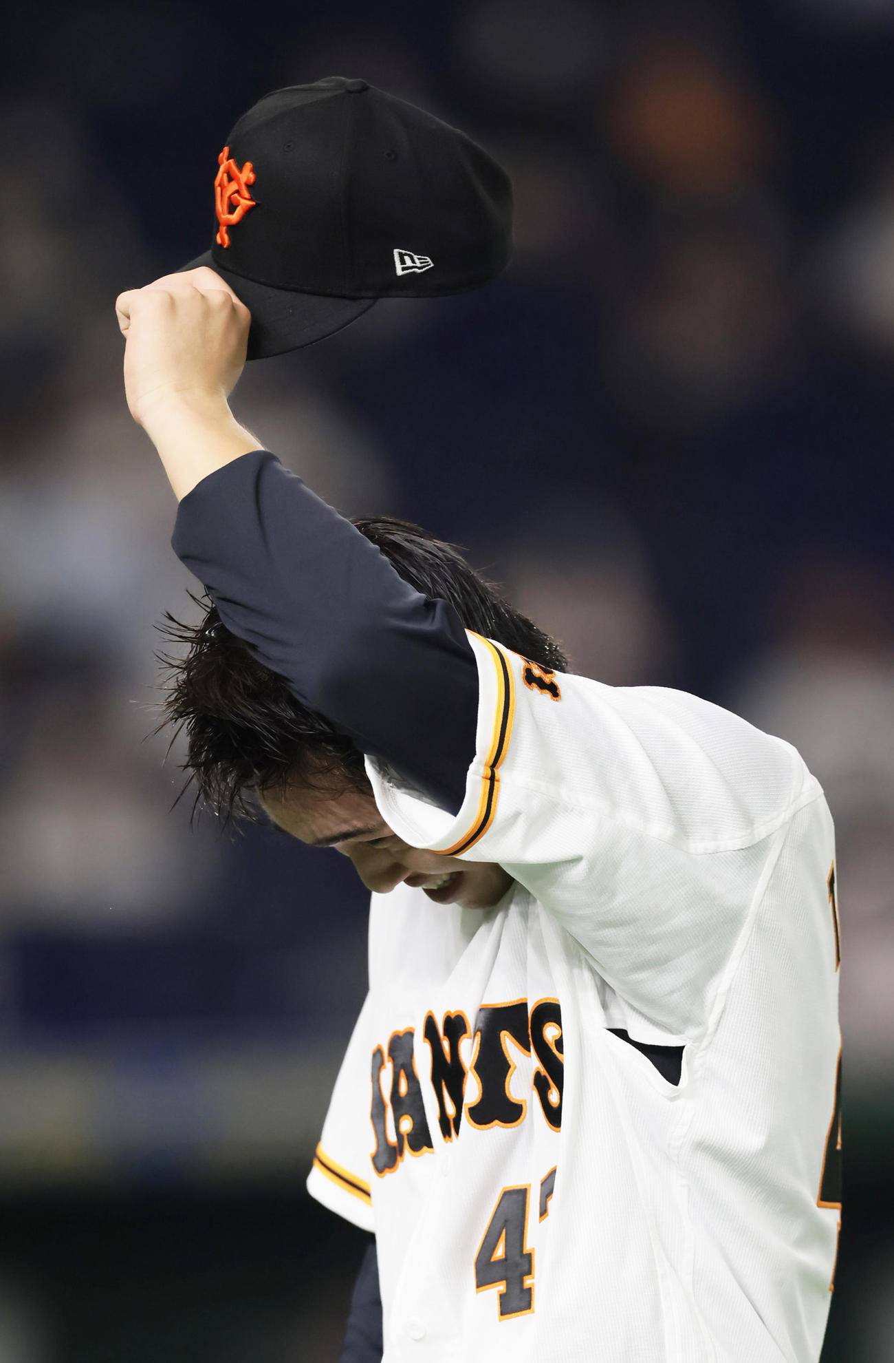 巨人対ヤクルト　4回3失点の巨人高橋（撮影・足立雅史）