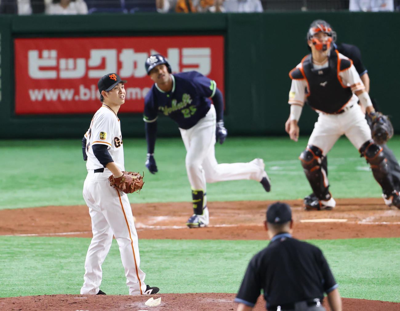 巨人対ヤクルト　4回表ヤクルト無死一塁、サンタナ（中央）に左越え2点本塁打を浴びる高橋（撮影・垰建太）