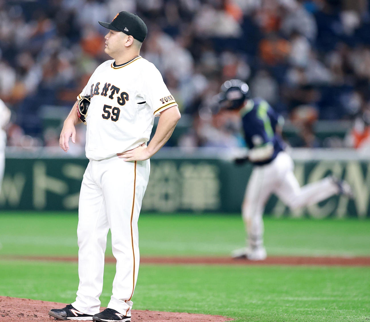巨人対ヤクルト　5回表ヤクルト無死、山田にソロ本塁打を浴び、ぼう然とする田中（撮影・浅見桂子）