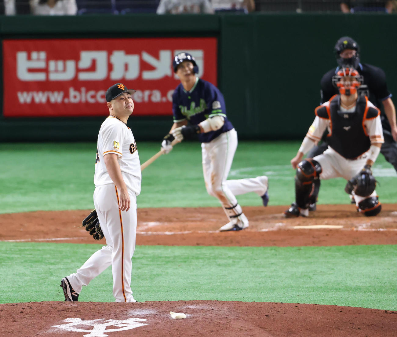 巨人対ヤクルト　5回表ヤクルト無死、山田（中央）にソロ本塁打を浴びる田中豊（左）（撮影・垰建太）