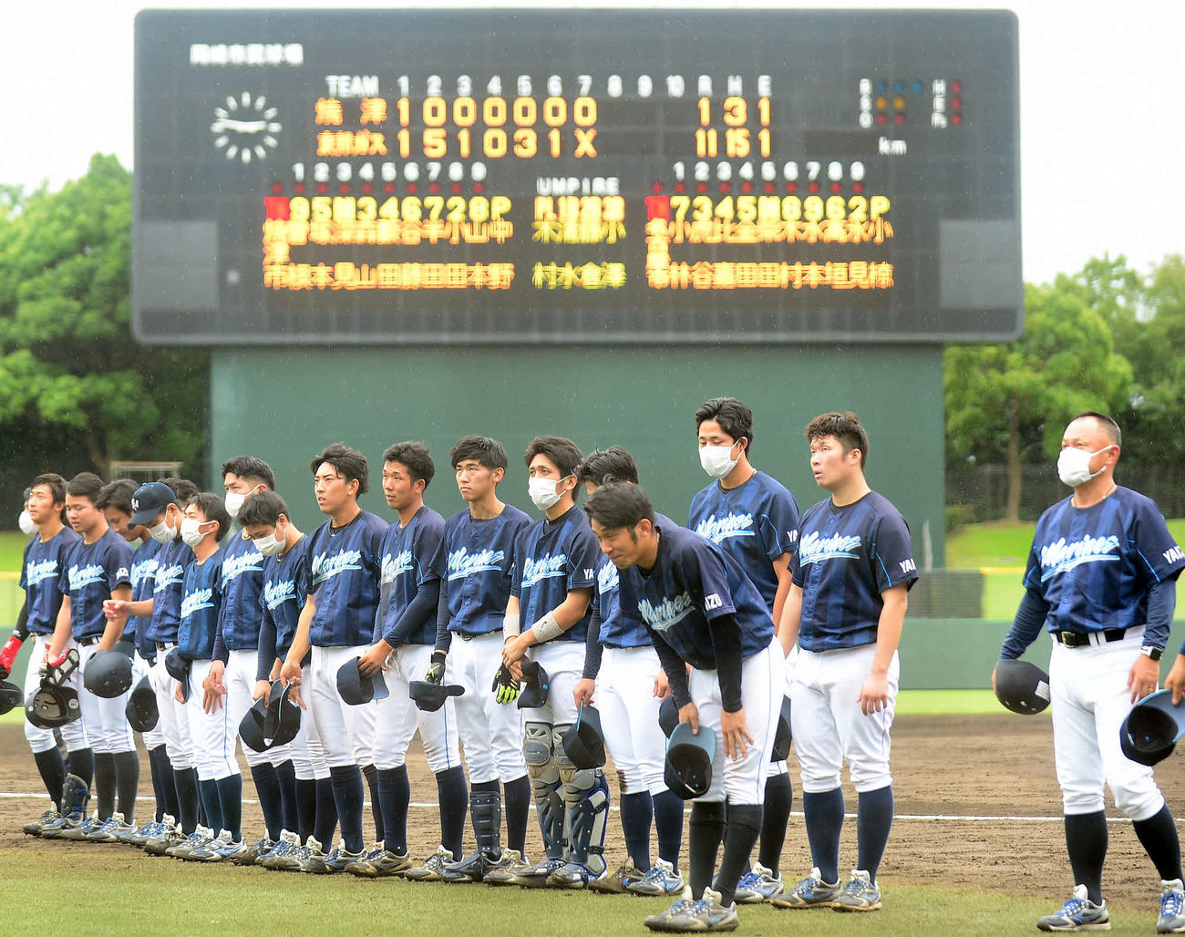 試合後、スタンドにあいさつをする焼津マリーンズの選手たち