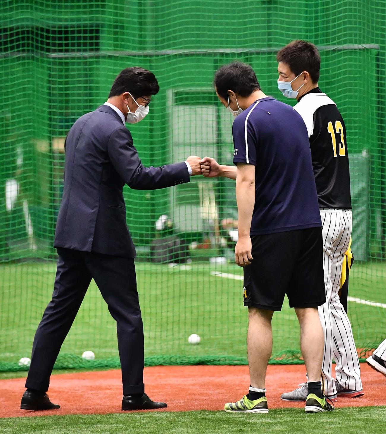 2021年9月17日　青柳晃洋、岩崎優とグータッチする建山義紀氏（撮影・上田博志）