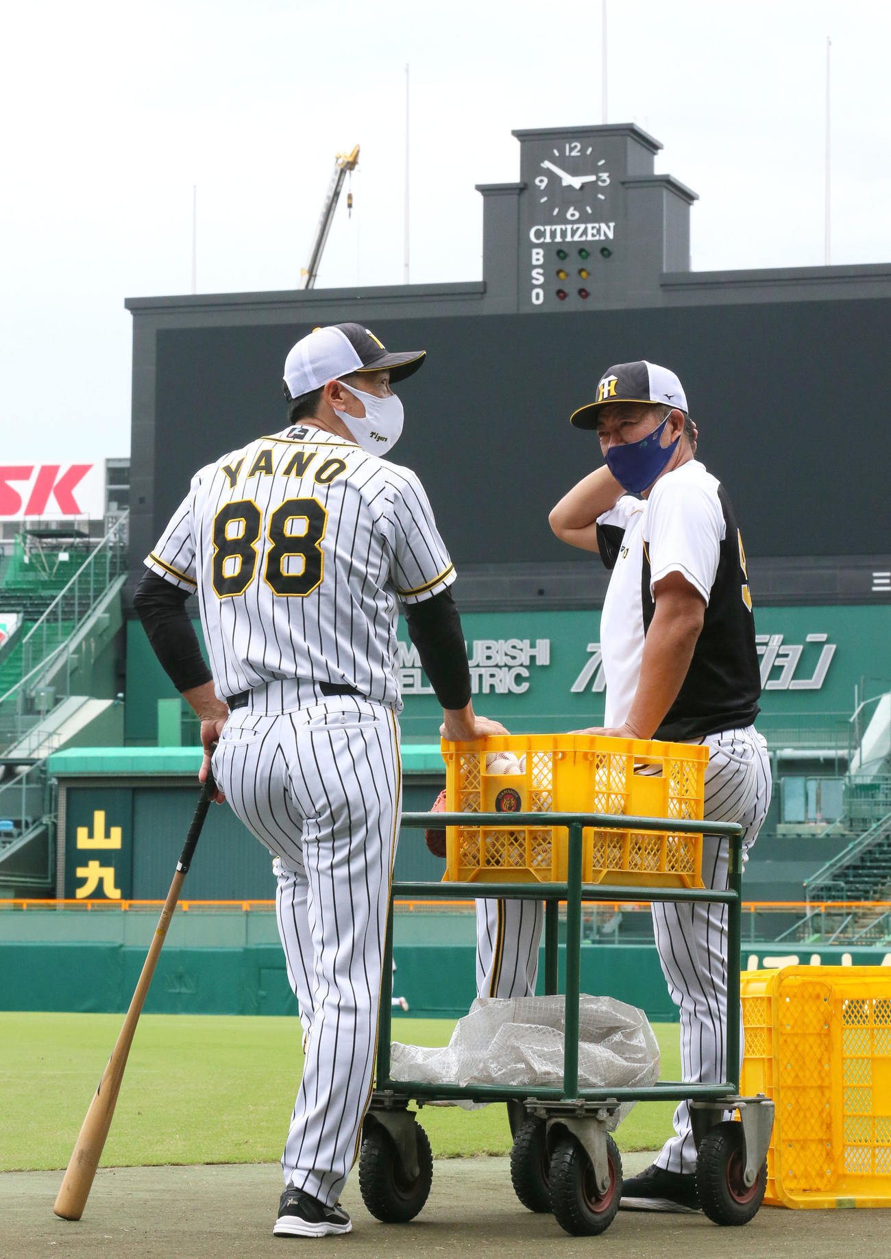 阪神対中日　台風で中止となりグラウンドを眺める阪神矢野監督。右は井上ヘッドコーチ（撮影・上山淳一）