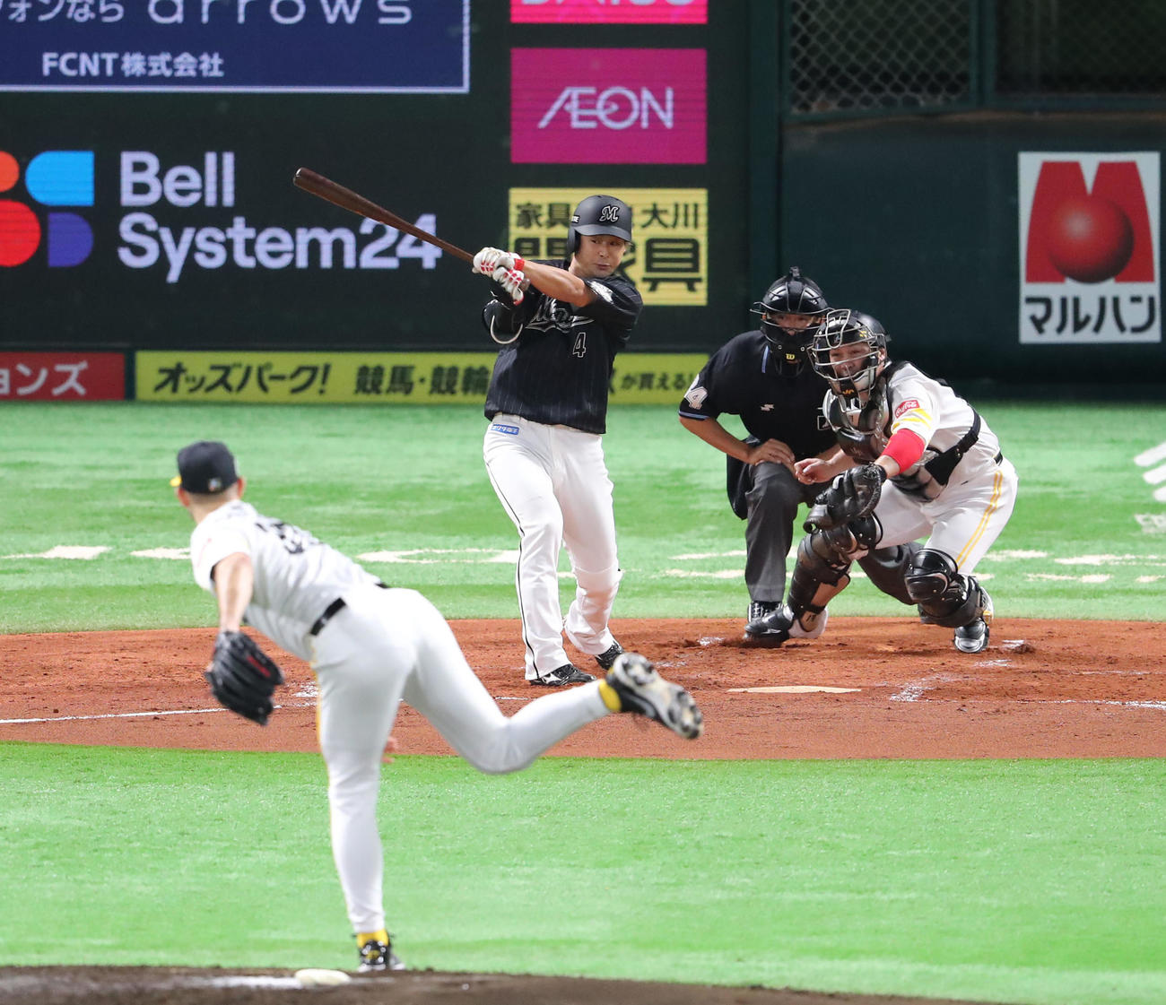 16日ソフトバンク戦、藤岡裕大は右前安打を放つ（撮影・梅根麻紀）