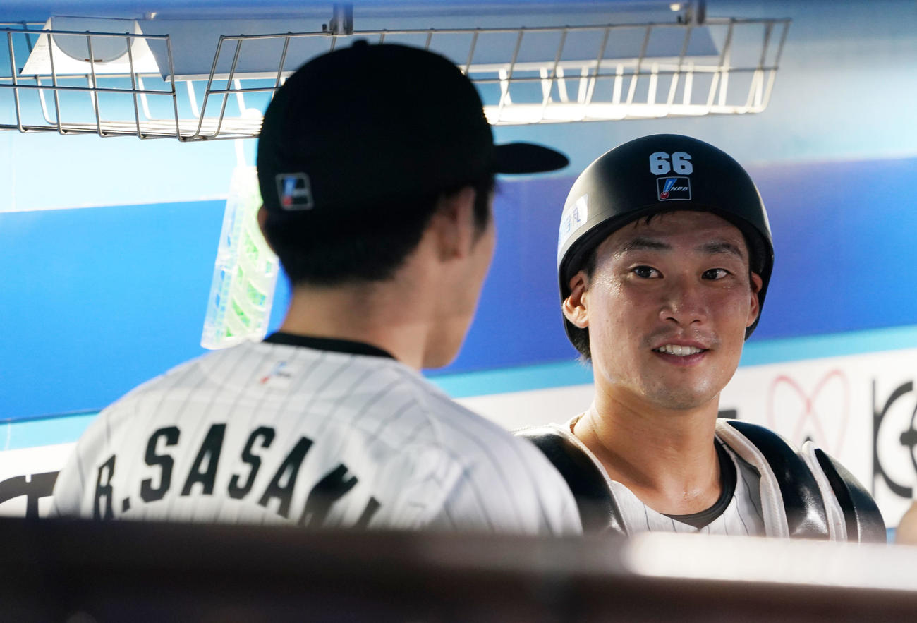 佐々木朗（左）と言葉を交わす加藤匠馬（2021年9月10日撮影）