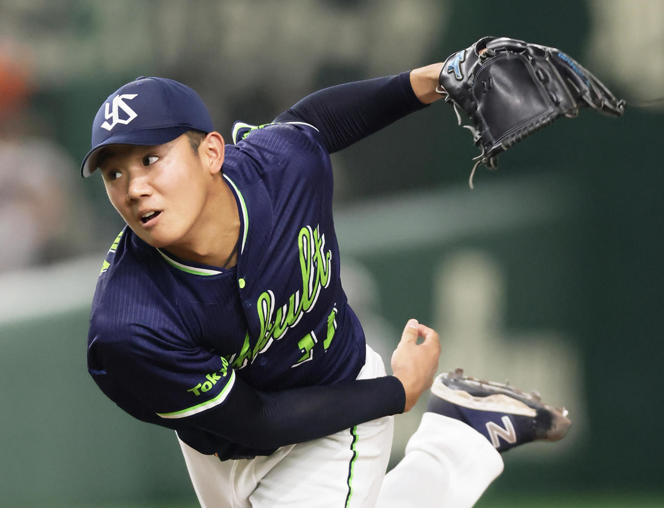 巨人対ヤクルト　ヤクルト先発の奥川（撮影・足立雅史）