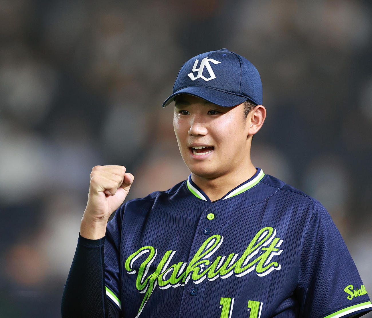 巨人対ヤクルト　6回裏巨人の攻撃を抑え笑顔でガッツポーズの奥川（撮影・浅見桂子）