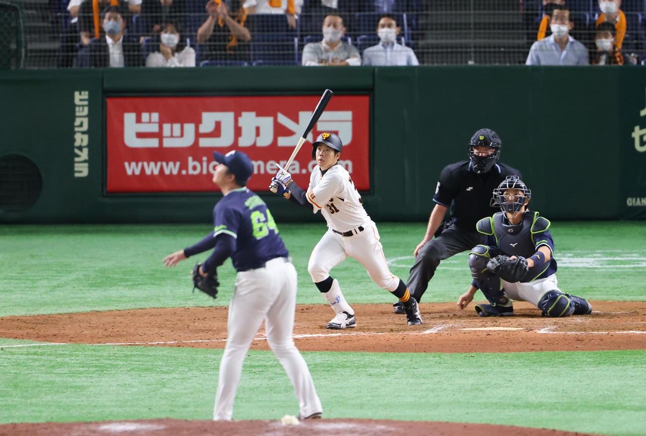 巨人対ヤクルト　9回裏巨人無死、ソロ本塁打を放つ松原。投手大下（撮影・垰建太）