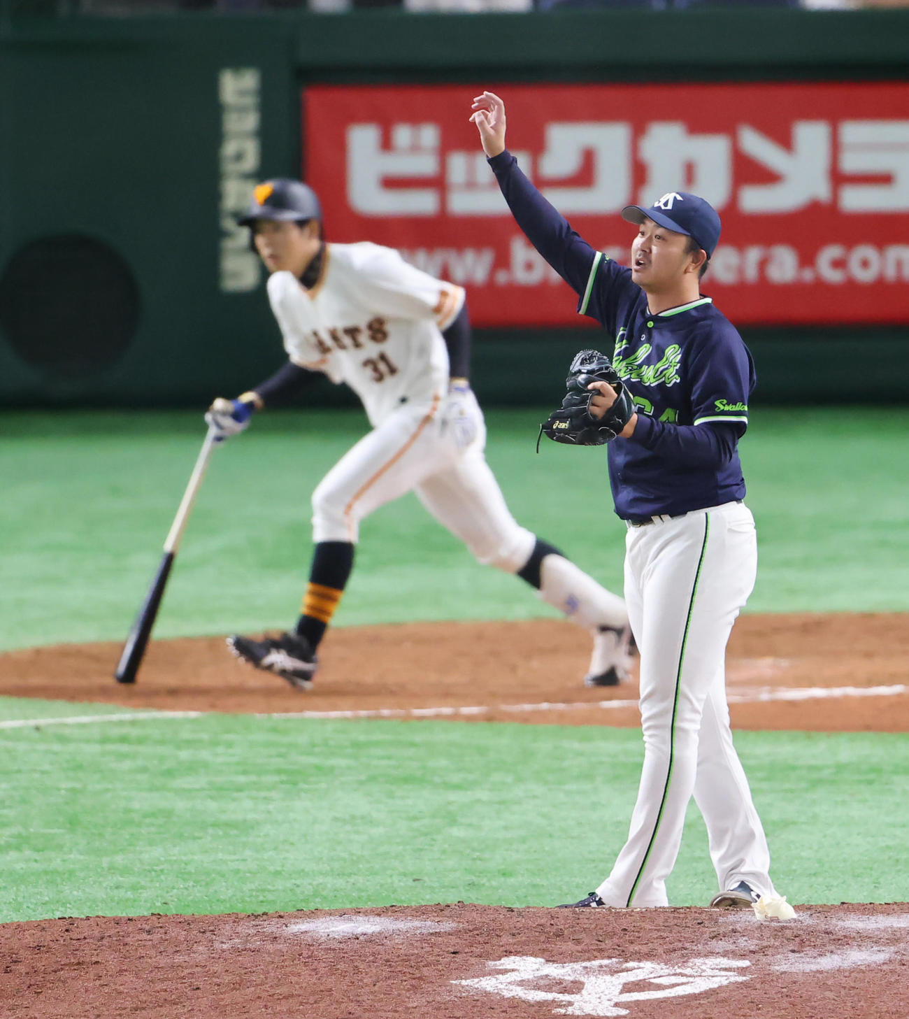 巨人対ヤクルト　9回裏巨人無死、松原（左）にソロ本塁打を浴びる大下（撮影・垰建太）