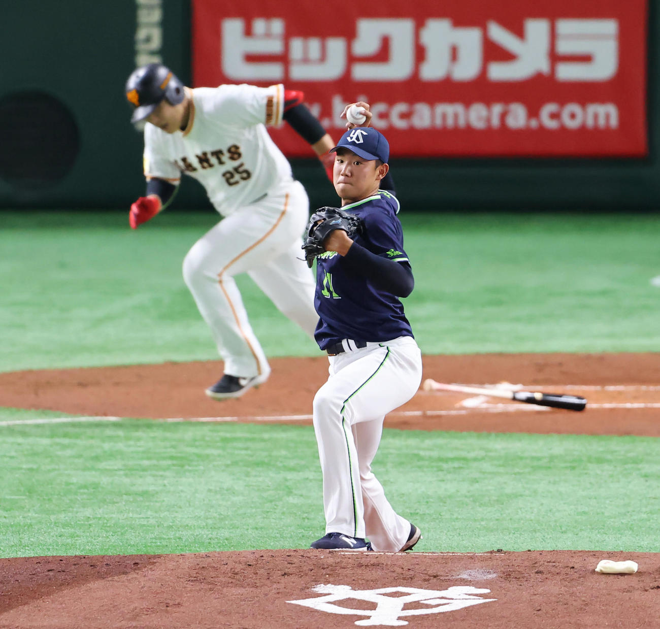 巨人対ヤクルト　1回裏巨人無死一、二塁、岡本和（左）を投ゴロ併殺に仕留める奥川（撮影・垰建太）