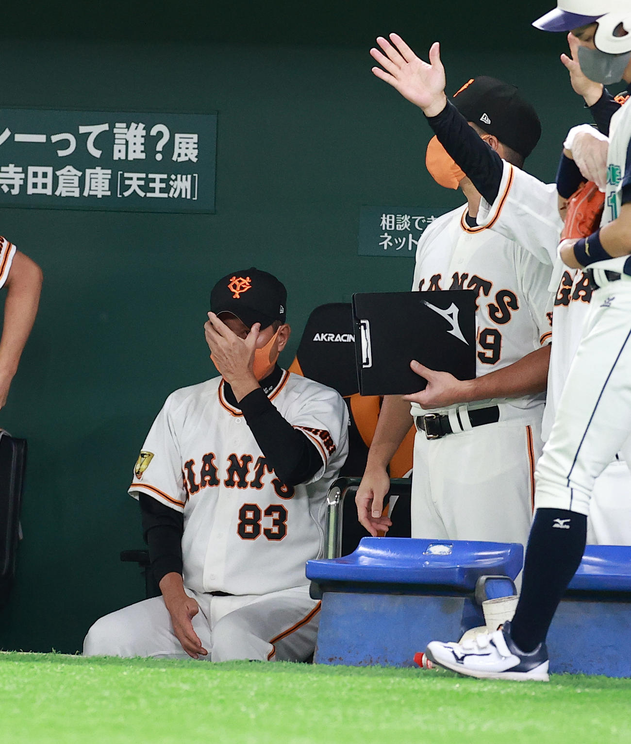巨人対ヤクルト　敗色濃厚ムードに、帽子を直しながら厳しいまなざしの原監督（撮影・浅見桂子）