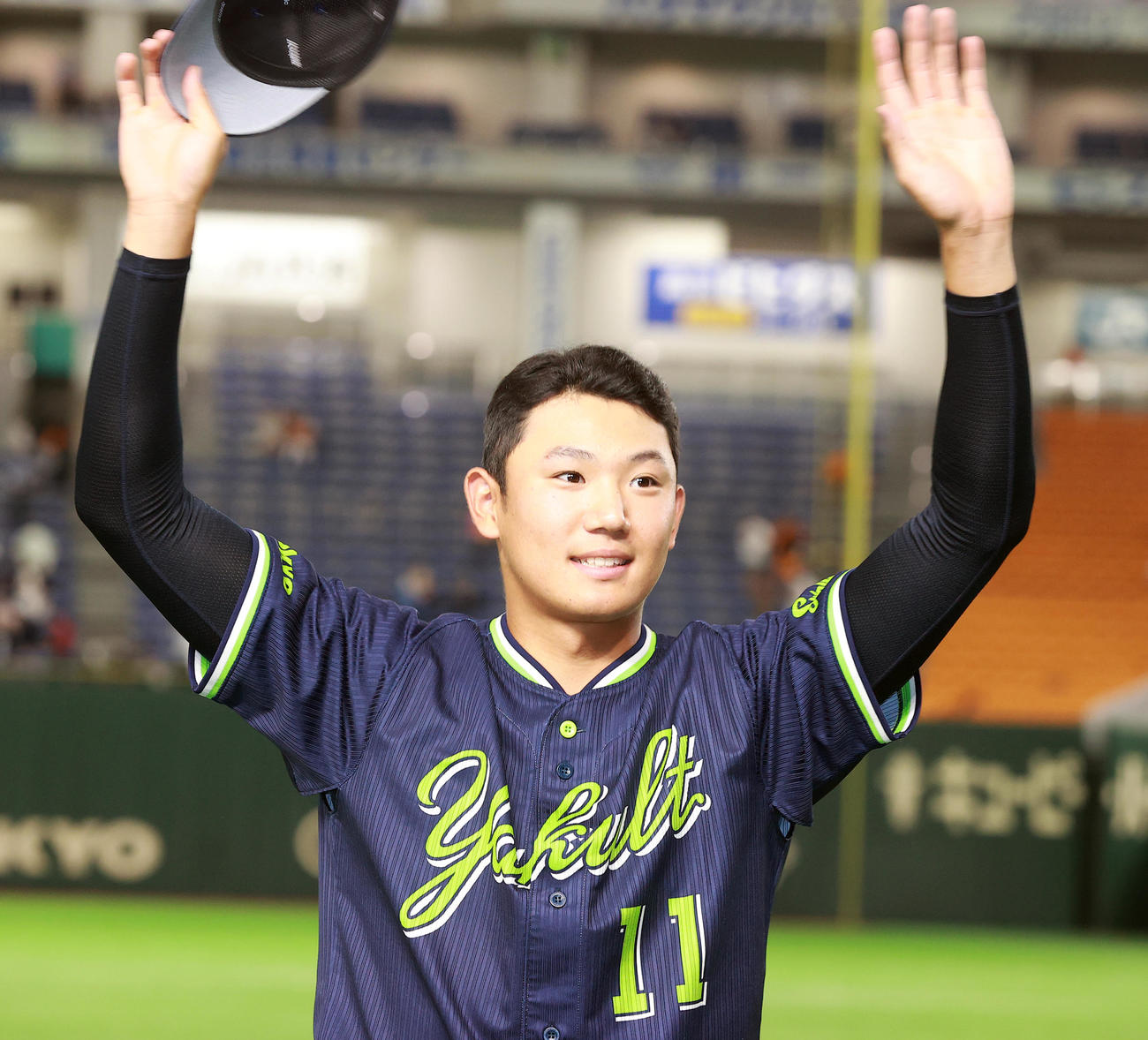 巨人対ヤクルト　7勝目を挙げた奥川は笑顔で手を振る（撮影・浅見桂子）