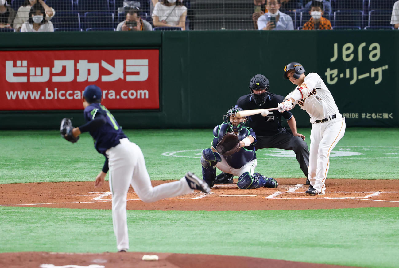 巨人対ヤクルト　1回裏巨人無死一、二塁、先制の左適時打を放つ坂本。投手奥川（撮影・垰建太）