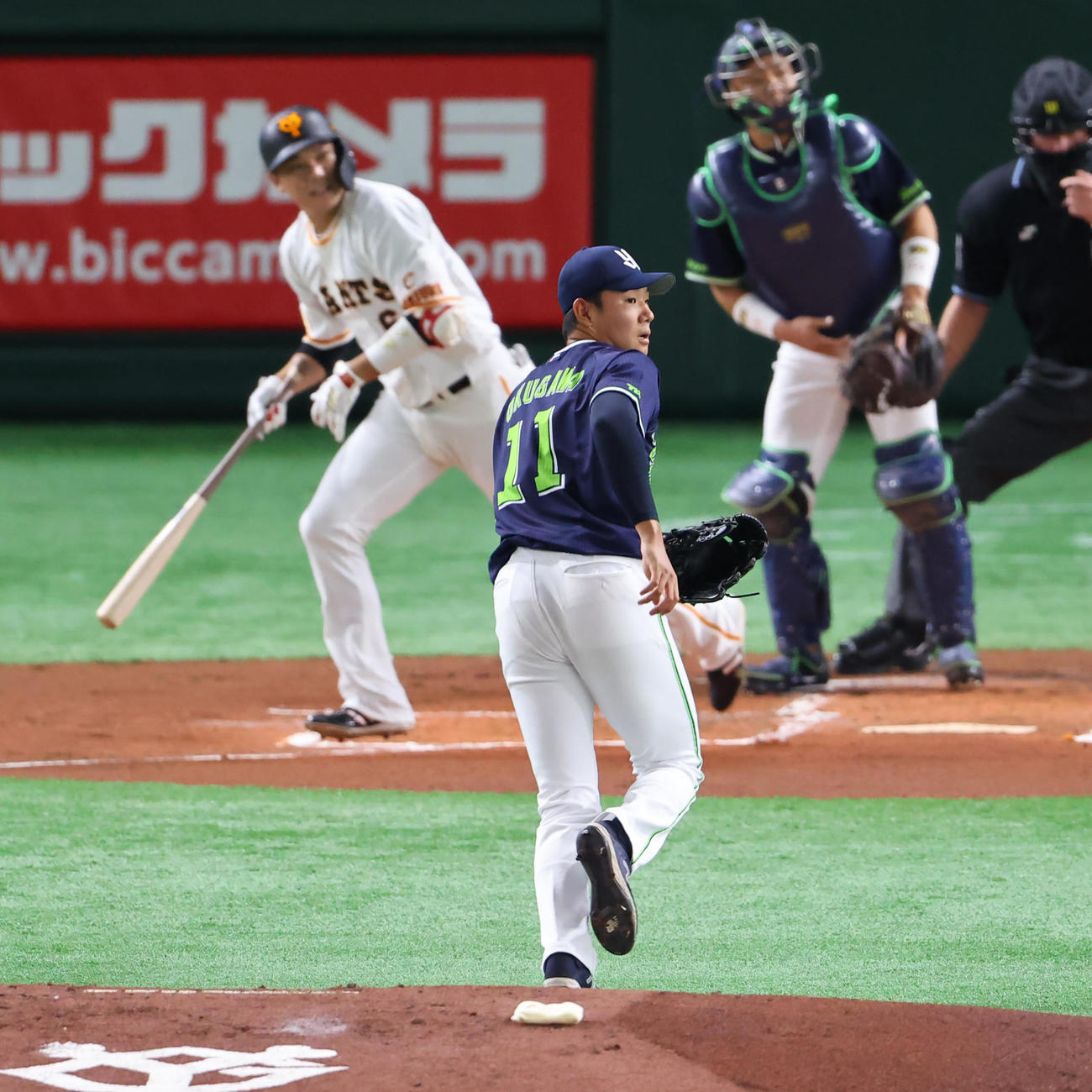 巨人対ヤクルト　1回裏巨人無死一、二塁、坂本（左）に先制の左適時打を許す奥川（撮影・垰建太）
