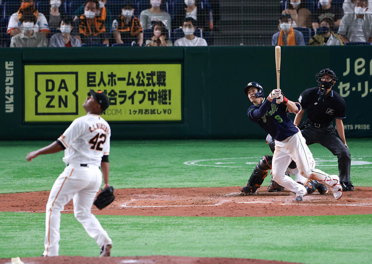 巨人対ヤクルト　4回表ヤクルト1死一、二塁、塩見は3点本塁打を放つ。投手メルセデス（撮影・浅見桂子）