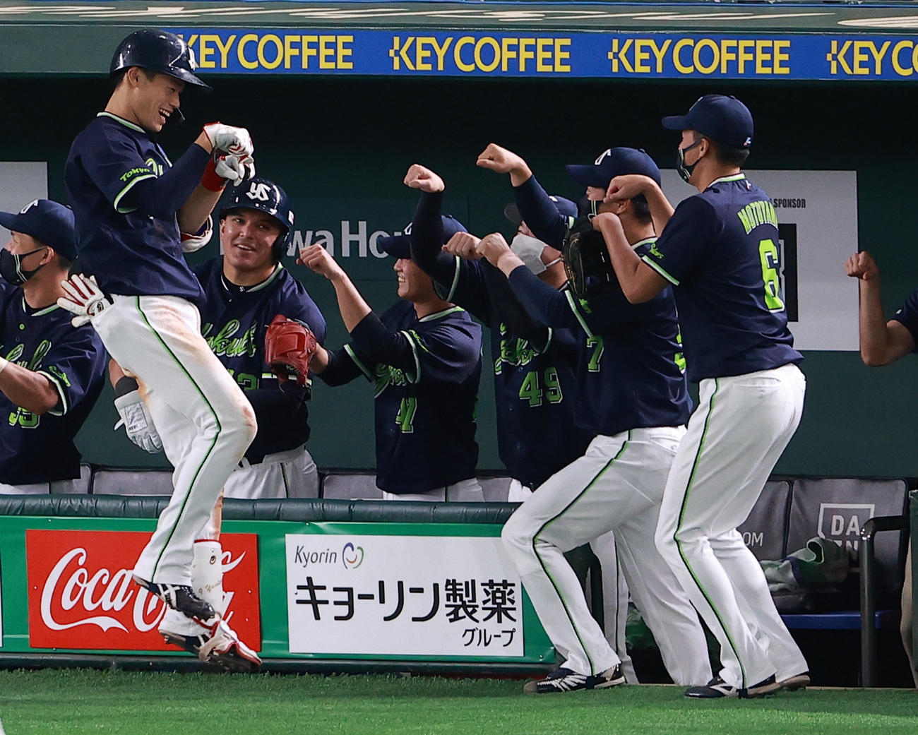 巨人対ヤクルト　4回表ヤクルト1死一、二塁、塩見（左）は3点本塁打を放ち、ナインと喜び合う（撮影・浅見桂子）