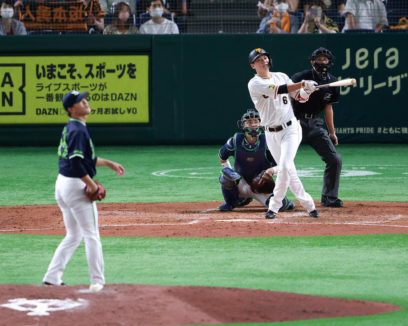 巨人対ヤクルト　4回裏巨人無死、坂本は左越えソロ本塁打を放つ。投手高橋（撮影・浅見桂子）