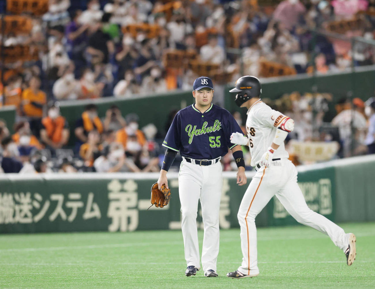 巨人対ヤクルト　4回裏巨人無死、左越え本塁打を放った坂本（右）を見つめるヤクルト村上（撮影・足立雅史）