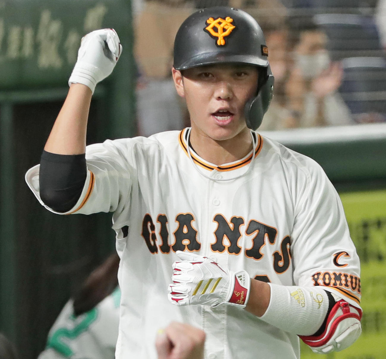 巨人対ヤクルト　4回裏巨人無死、坂本は左越え本塁打を放ち「わっしょい！」ポーズ（撮影・足立雅史）