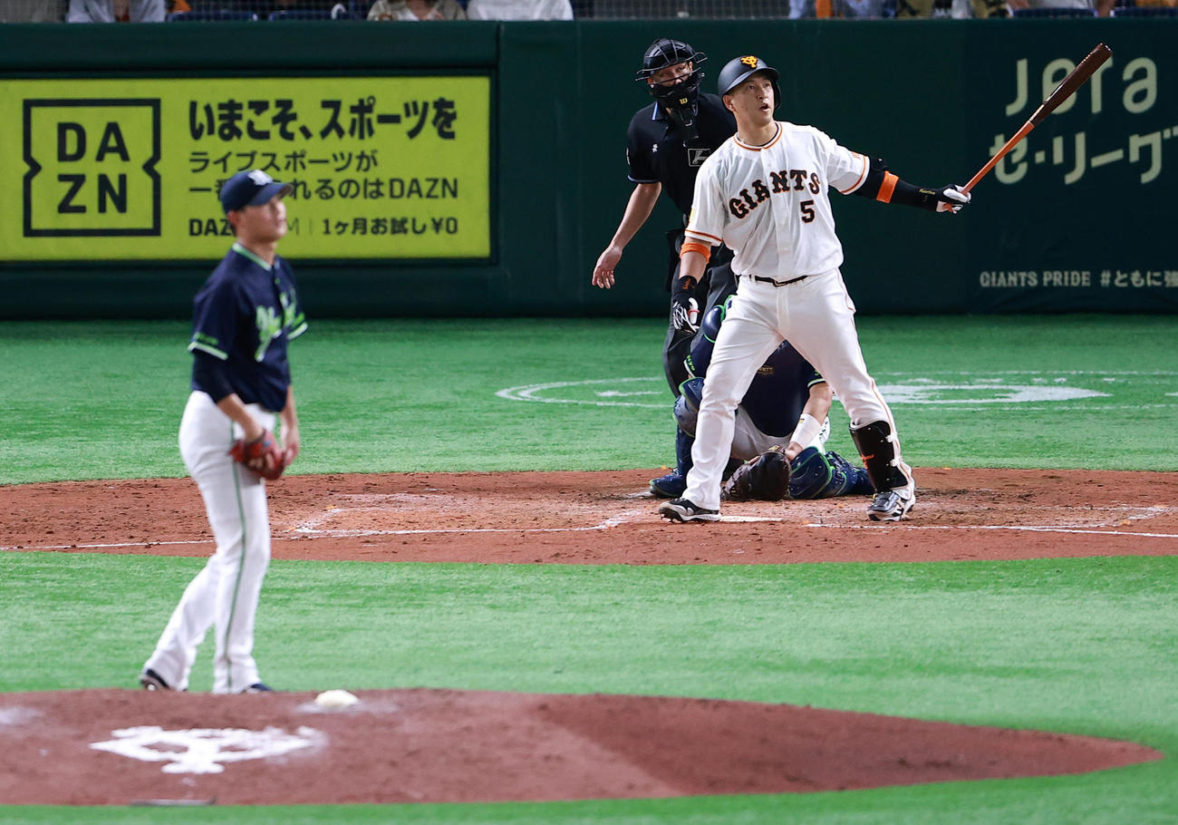 巨人対ヤクルト　4回裏巨人1死、中島は左越えソロ本塁打を放つ。投手高橋（撮影・浅見桂子）
