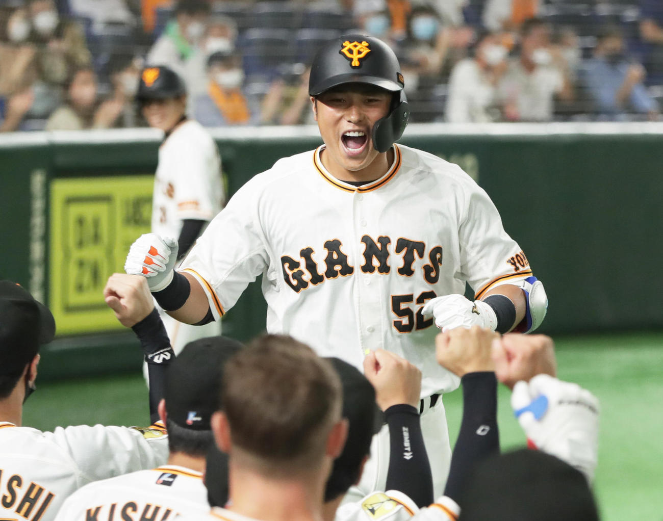 巨人対ヤクルト　5回裏巨人無死、左越え本塁打を放った北村は笑顔でガッツポーズ（撮影・足立雅史）