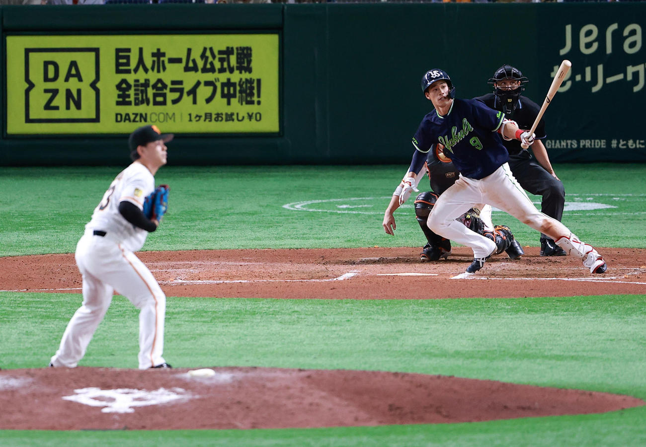巨人対ヤクルト　6回表ヤクルト1死、塩見は左二塁打を放ちサイクル達成。投手高梨（撮影・浅見桂子）