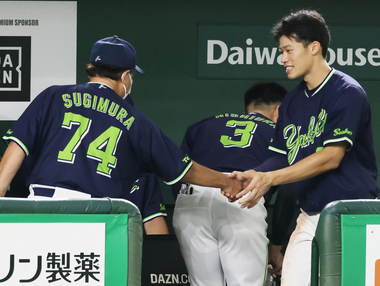 巨人対ヤクルト　6回に二塁打を放ちサイクル安打を達成した塩見（右）は杉村コーチと握手を交わす（撮影・足立雅史）